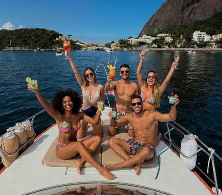 Grupo de amigos em um passeio de lancha pela YVY Expedições na Urca.